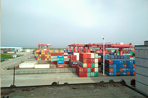 集裝箱堆場(chǎng)